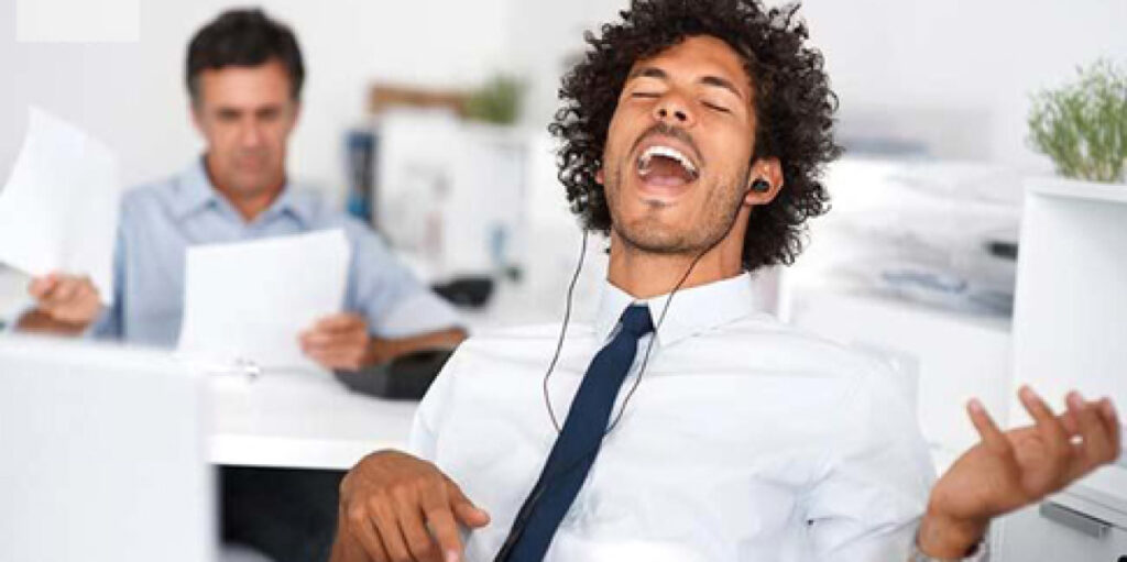 beneficios de escuchar música en la oficina